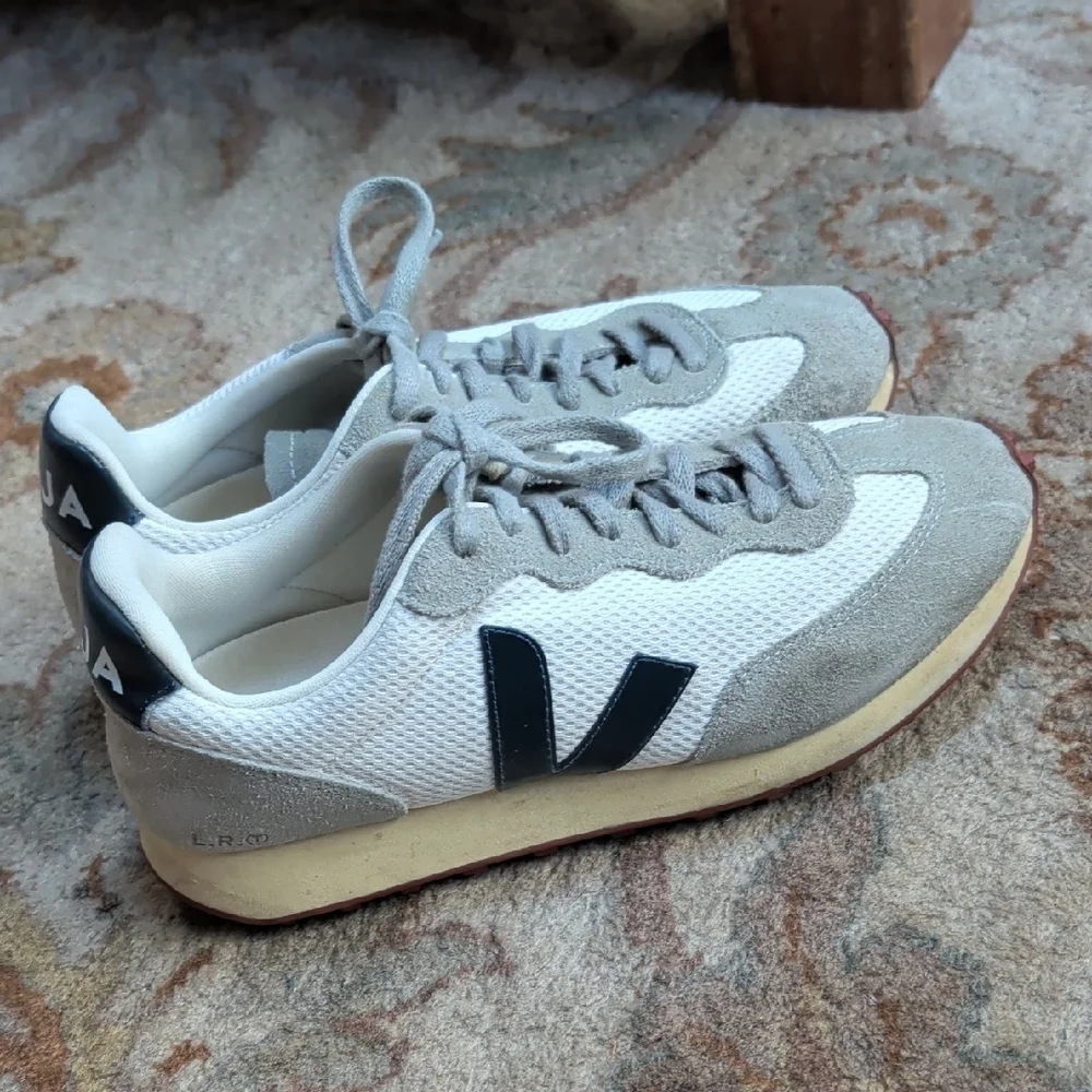 Veja Rio Bronco Retro Grey & White Runner